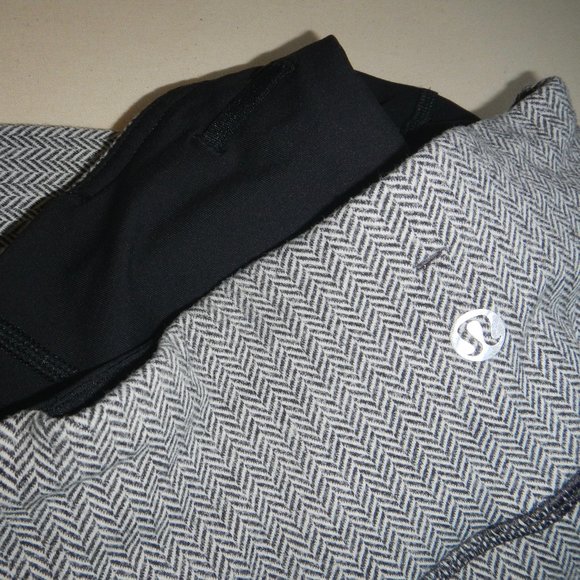 Like new Lululemon Run: Turn Around Tights - Picture 6 of 11